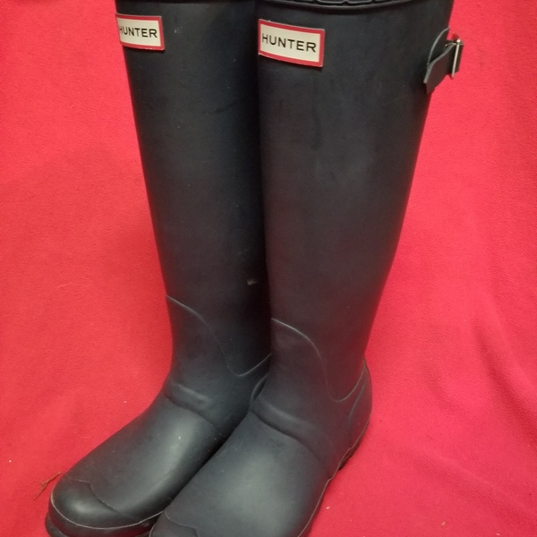 Navy Hunter brand Rain Boots. Size 7 ~ like new! is being swapped online for free