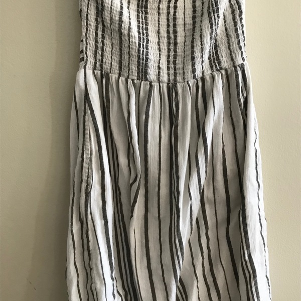 Small GAP dress gray and white stripes is being swapped online for free