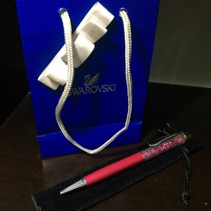 NWT LUXURY CRYSTAL SWAROVSKI PEN is being swapped online for free