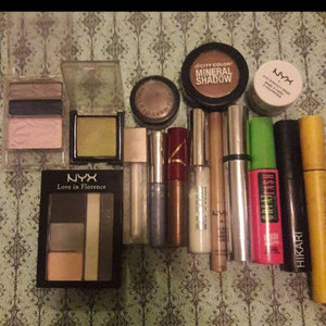 Eye makeup lot is being swapped online for free