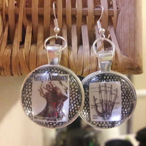 Greys Anatomy nerdy earrings is being swapped online for free