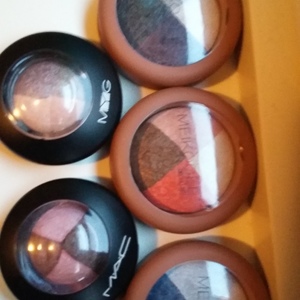 several baked eyeshadow kits is being swapped online for free