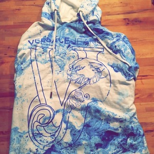 Versace “blue wave” Hoodie is being swapped online for free