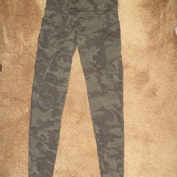 Army camo cropped yoga leggings size M is being swapped online for free