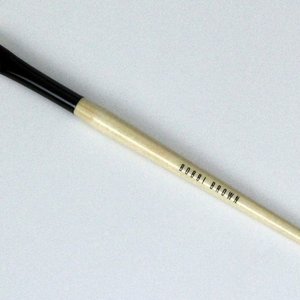 Bobbi Brown eyeshadow touch up brush is being swapped online for free