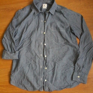 GAP basic boyfriend button-up shirt size Medium is being swapped online for free