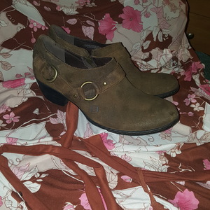 BORN suede booties is being swapped online for free