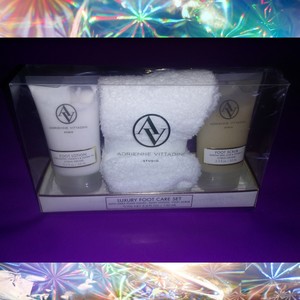 NEW Adrienne Vittadini Foot Care Gift Set is being swapped online for free