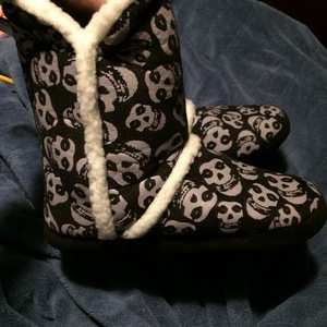 Misfits slipper boots  is being swapped online for free