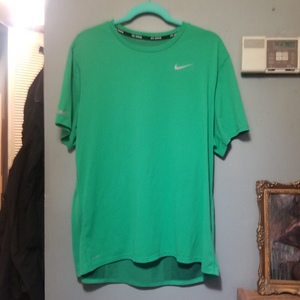 Mens NIKE dri fit Running Tee XL is being swapped online for free