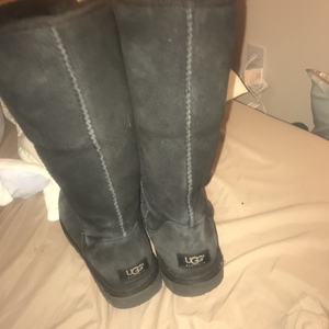 Black Tall Ugg boots is being swapped online for free