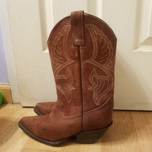 Cowgirl Boots size 8.5 is being swapped online for free
