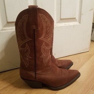 Cowgirl Boots size 8.5 is being swapped online for free