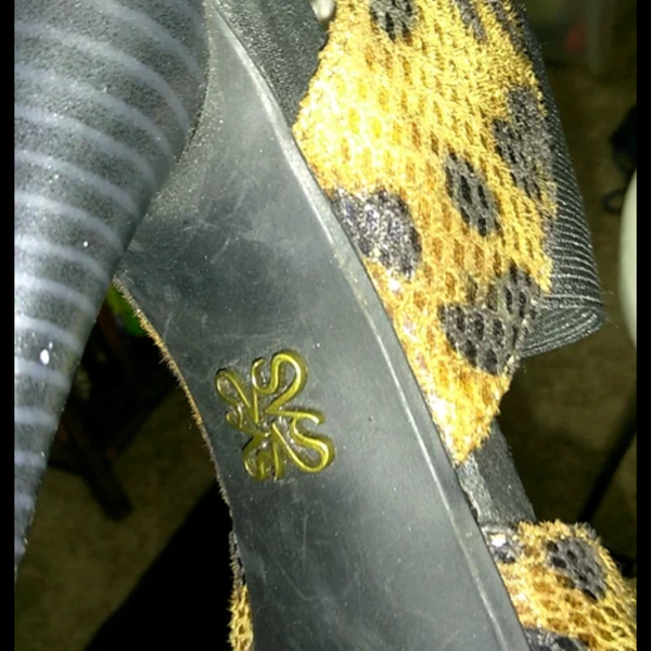 Vera Wang Sequin Cheetah Stilettos is being swapped online for free