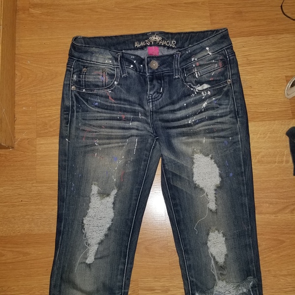 Distressed Skinny Jean's  is being swapped online for free