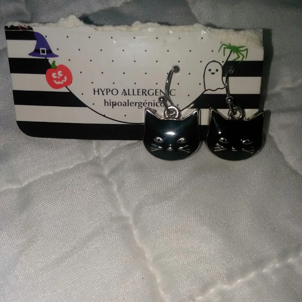 Black cat earrings  is being swapped online for free