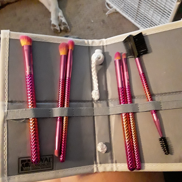 Moda makeup brushes  is being swapped online for free