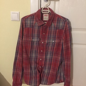 Levi’s shirt in excellent condition is being swapped online for free