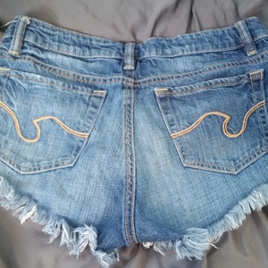 Women's Jean shorts is being swapped online for free