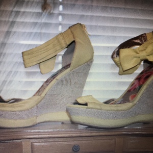 Yellow open toe cork heels size 7.5 is being swapped online for free