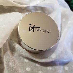 It Cosmetics Bye Bye Pores Tinted Finishing Powder  is being swapped online for free