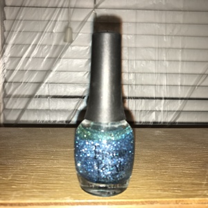 Finger paints nail polish - blue sparkles  is being swapped online for free