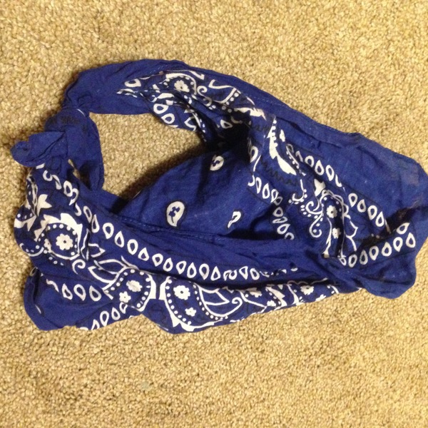 Blue headband bandanna is being swapped online for free