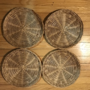 4 Straw serving plate holders   is being swapped online for free