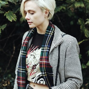 Vintage hounstooth dogtooth cropped jacket is being swapped online for free