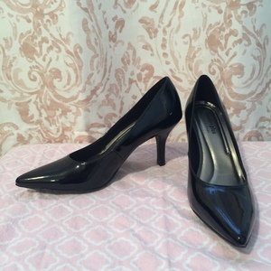 Black Pointy Toe Comfort Plus heels size 7 is being swapped online for free