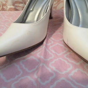 White pointy toe Comfort Plus heels size 7 is being swapped online for free