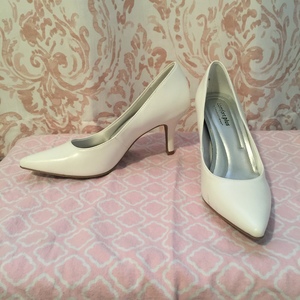 White pointy toe Comfort Plus heels size 7 is being swapped online for free