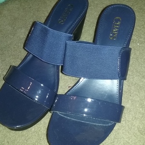 Chaps sandals 3 inch heals is being swapped online for free