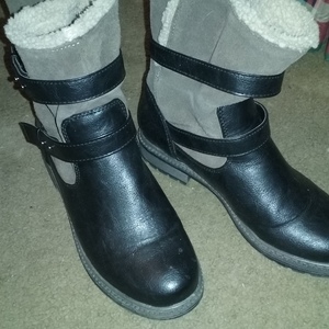 Boots size 8 new only worn once is being swapped online for free