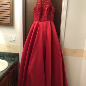 Red Prom Dress is being swapped online for free