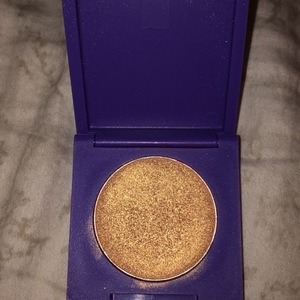 Assorted Makeup is being swapped online for free