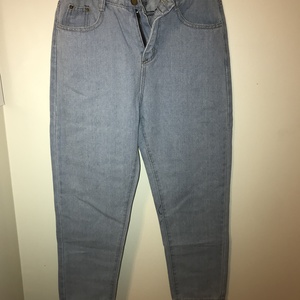 Women's light wash boyfriend/mom/vintage high-waisted jeans size small is being swapped online for free