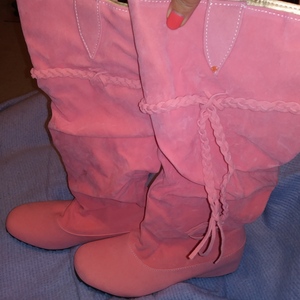 Women's Suede Knee High Flats Slouch Boots size 9 Pink Pull-on removable tassel New is being swapped online for free