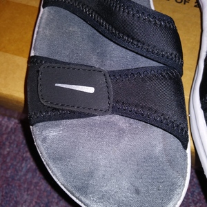 Easy Spirit Everso Sport Sandals, Women's Size 9M, Black Gently Worn is being swapped online for free