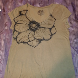 5 MIsc TShirts Womens XL and XXL New is being swapped online for free