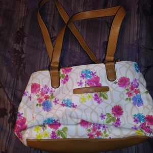 White Flower Purse with Light Brown Accents is being swapped online for free