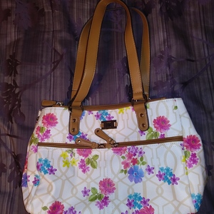 White Flower Purse with Light Brown Accents is being swapped online for free