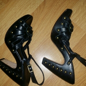 BCBG MaxAzria Leather Heels sz 6 is being swapped online for free