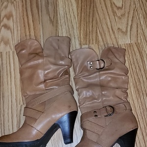 Tan Brown boots with a black heel is being swapped online for free