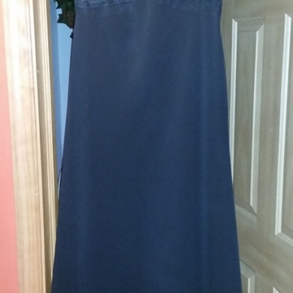 Long, black gown, semi-sleeveless, barely worn is being swapped online for free