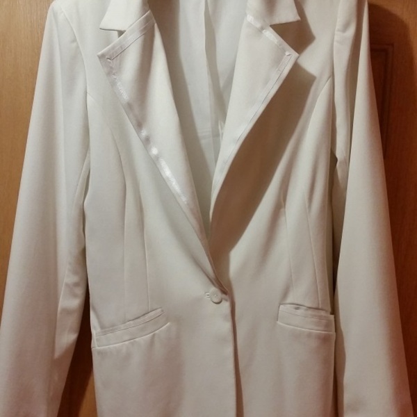 Wide lapel blazer, white, size 10 tall, like new is being swapped online for free