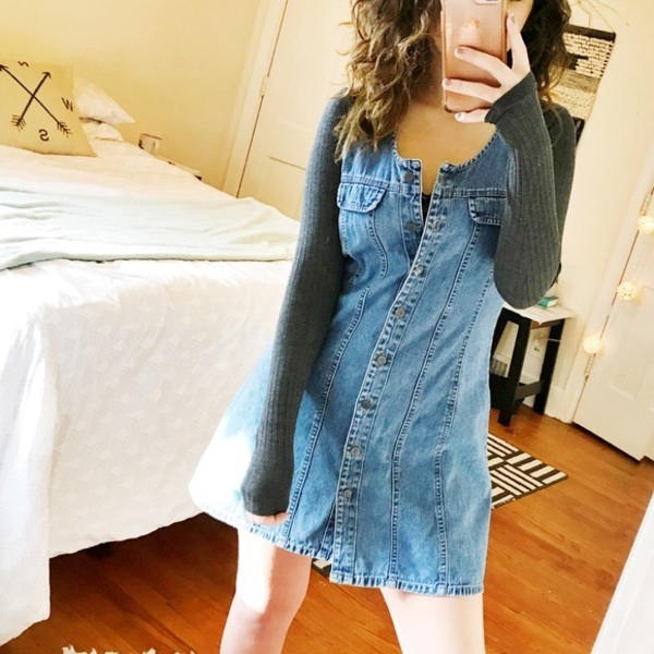 A denim no sleve American Eagle button up jean dress. is being swapped online for free