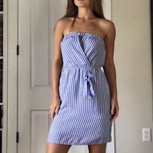 Blue and white strapless dress is being swapped online for free