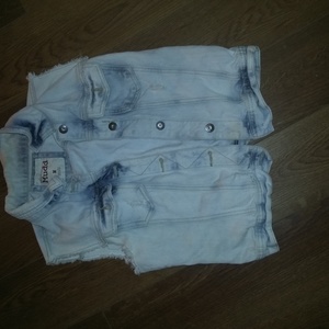 Mudd sleeveless jean jacket is being swapped online for free