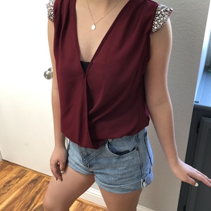 Elegant beaded cupped sleeve top is being swapped online for free